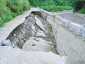 太平區路坍遲不修　大雨路斷農民火
