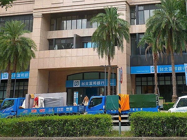 富邦銀行對此表示,三峽分行於2015年在現址開業備受在地鄉親肯定。近年三峽區域發展快速,因業務需求成長及來客數增加,舊址空間已不敷使用,為提供客戶更多服務遴選新址,於北大特區打造複合式的旗艦分行。圖/iBeta愛北大臉書社團翻攝