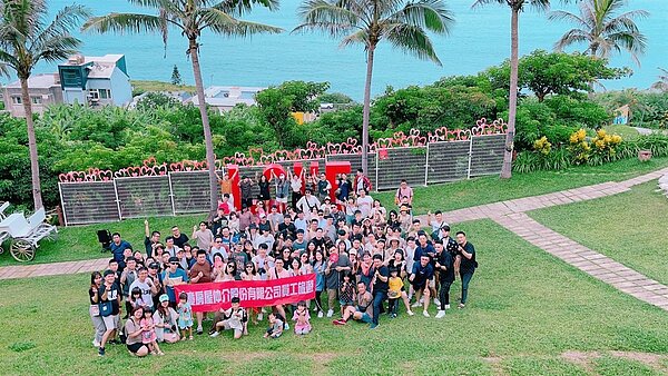 永慶房屋員工旅遊8月熱鬧出團,一路從桃園、宜蘭、台中、高雄、花蓮都有永慶人旅遊打卡的足跡,High翻台灣寶島。圖/永慶房產集團提供