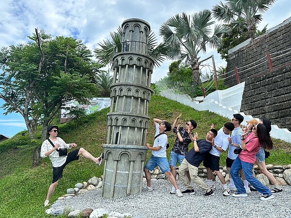 永慶房屋帶員工暢玩台灣各地,永慶人也展現出拍照打卡的創意,快樂擁抱工作與生活平衡。圖/永慶房產集團提供