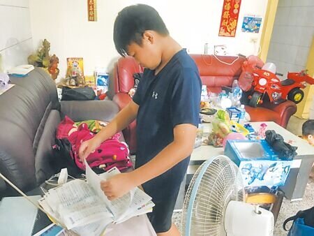 年度大潮昨日大發威，屏東東港鎮盛漁里、福德里因海水倒灌淹進住家，住戶損失慘重，連小朋友剛拿到的新課本也遭殃。（謝佳潾攝）