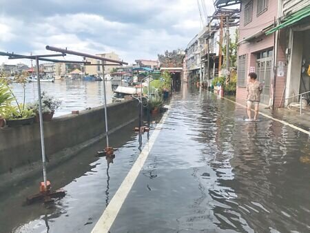 年度大潮昨日大發威，屏東東港鎮盛漁里、福德里因海水倒灌淹進住家，住戶損失慘重。（謝佳潾攝）