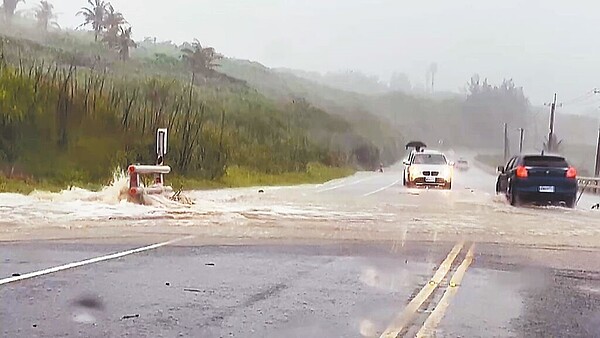 台11線興昌、都蘭及加路蘭路段，因地勢低窪排水不及，積水深達半個輪胎高。（讀者提供／蕭嘉蕙台東傳真）