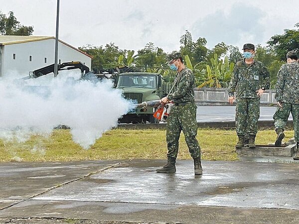 台南市登革熱確診病例昨天已達3058例,國軍持續協助化學防治噴藥。(台南市衛生局提供/曹婷婷台南傳真)