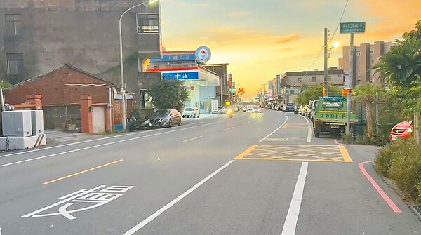 新竹市議員楊玲宜爭取在東大路二段660巷口裝設爆閃燈,意外引發網路論戰。(民眾提供/王惠慧新竹傳真)