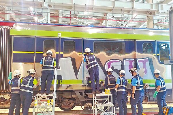 台中捷運日前遭闖入塗鴉,圖為事後中捷動用人力清潔。(中捷公司提供)