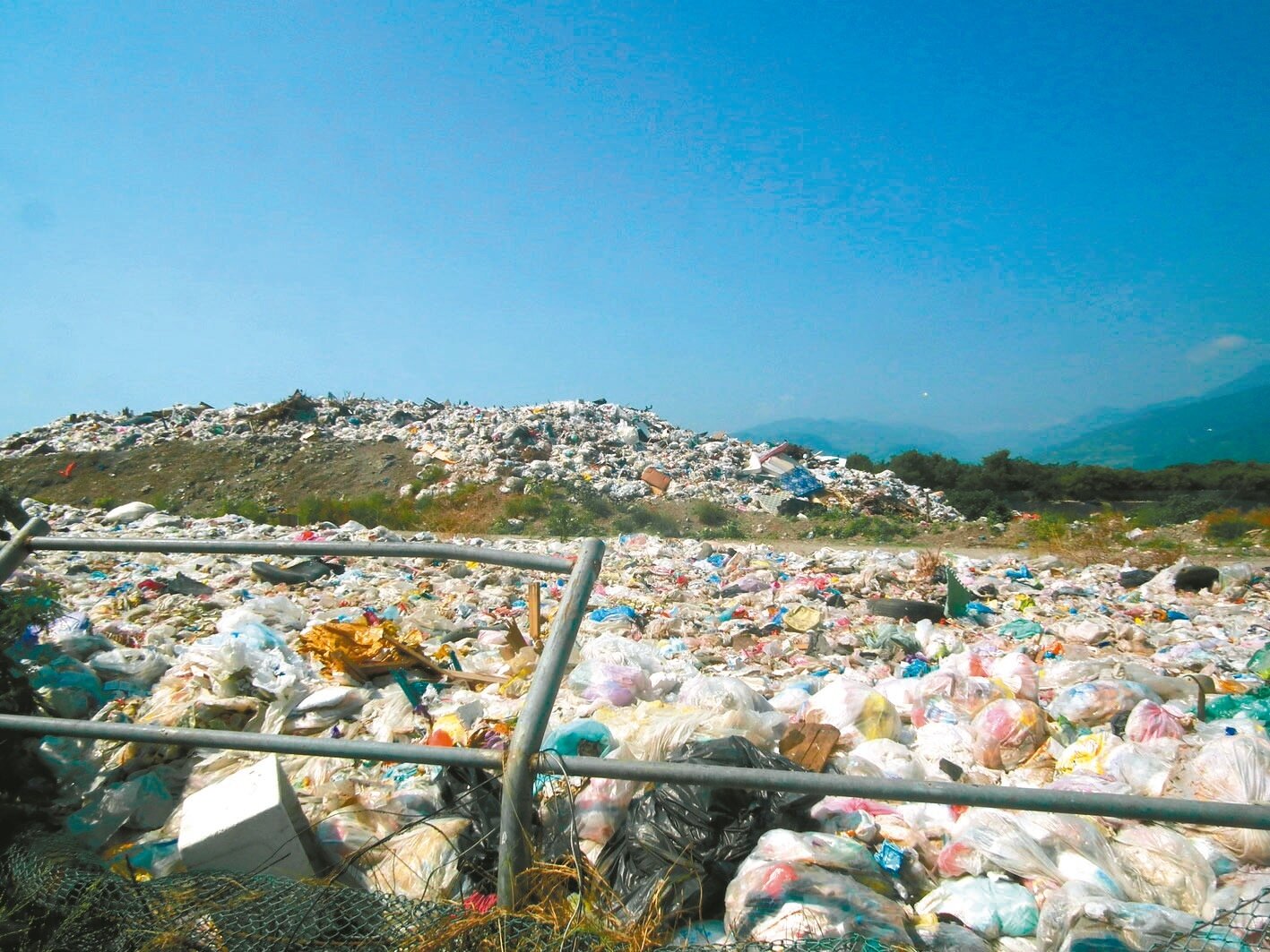台東縣環保局昨表示，全縣垃圾預計明年燒完，議員要求燒完之前不應為他縣代勞。記者尤聰光／攝影 