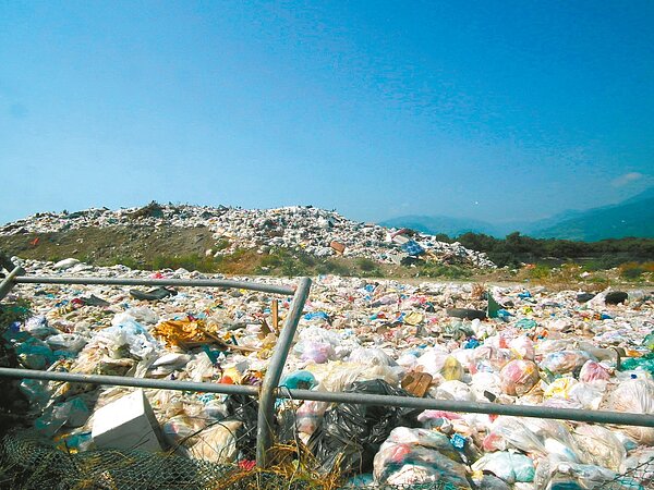 台東縣環保局昨表示,全縣垃圾預計明年燒完,議員要求燒完之前不應為他縣代勞。記者尤聰光/攝影