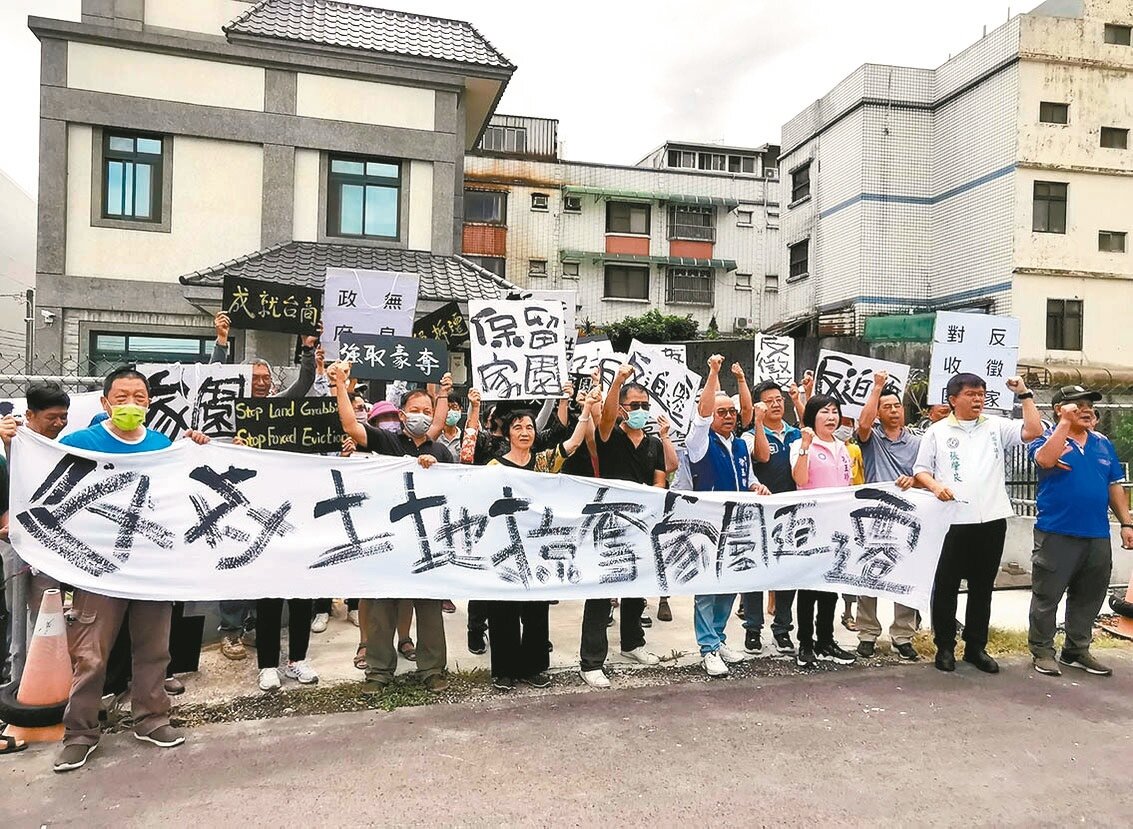 龍潭區八德段居民反對龍科擴建徵收，昨天拉布條喊口號誓死反對家園迫遷，自救會訴求將於12日上凱道陳情。記者曾增勳／攝影 