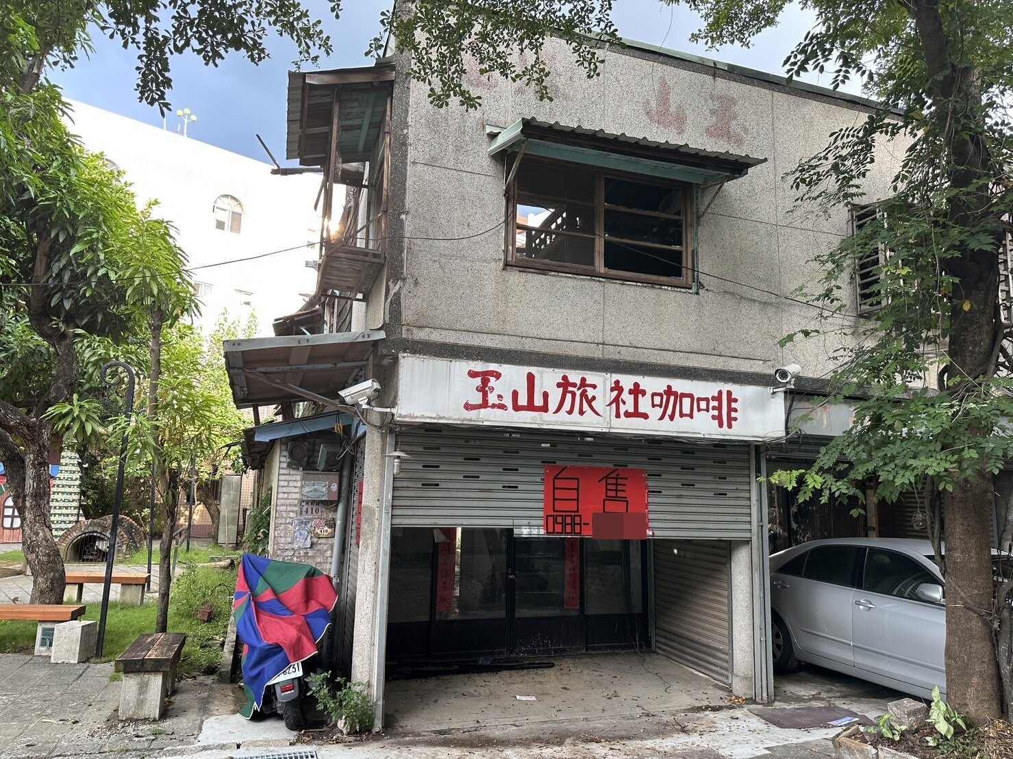 嘉義市定古蹟阿里山林鐵起點北門驛旁，屋齡73年老木屋玉山旅社，是國內知名背包客旅宿，去年3月暗夜大火燒毀，火警鑑定隔壁電線走火釀災，侯姓女地主委託外甥女婿公告求售。記者魯永明／攝影 