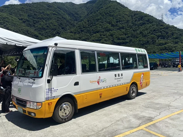 南投縣信義鄉雙龍瀑布七彩吊橋成為熱門景點,「台灣好行」雙龍線正式通車。聯合報資料照