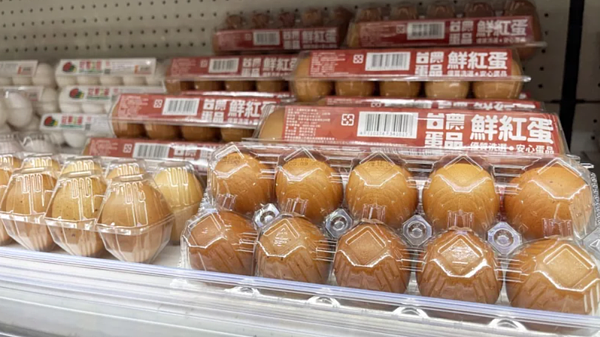 由於產銷失調台灣可能又將面臨缺蛋窘境,目前政府以進口雞蛋補充產地不足,圖為大賣場販售的泰國進口蛋。記者劉學聖/攝影