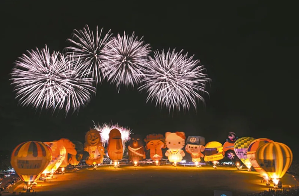 疫情解封後,國人出國旅遊增加、加上颱風影響,台東縣暑假觀光旅遊人潮比去年同期少了30多萬人次,熱氣活動也少7萬人次。聯合報資料照片