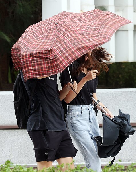 中央氣象局預估海葵颱風將增強為中颱,中午左右發布海警機率大,深夜至周六清晨發布陸警。示意圖。圖/聯合報系資料照