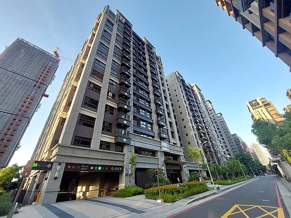 社宅拚蓋25萬戶衝了!全島已盤點250處基地 新北住都中心指出,新莊副都心社宅位於新完工建案「勝旺興」社區,為建商容積獎勵捐贈社宅。圖/新北住都中心提供