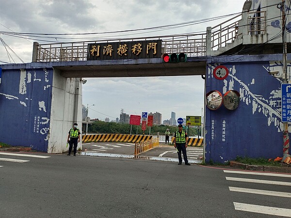 新北市政府宣布高灘地停車場自9月1日19時起,車輛只出不進,同步19時起開放水門周邊部分道路紅黃線停車,路邊停車格亦暫停收費。水門堤外道路則將於2日上午10時候關閉。新北市政府提供