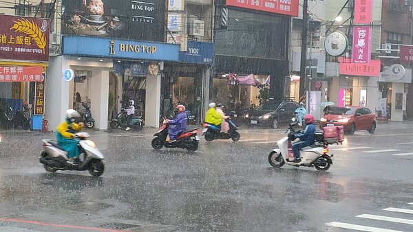 颱風外圍環流影響及對流雲系發展旺盛，易有短延時強降雨，中央氣象局發布大雨特報。本報資料照片