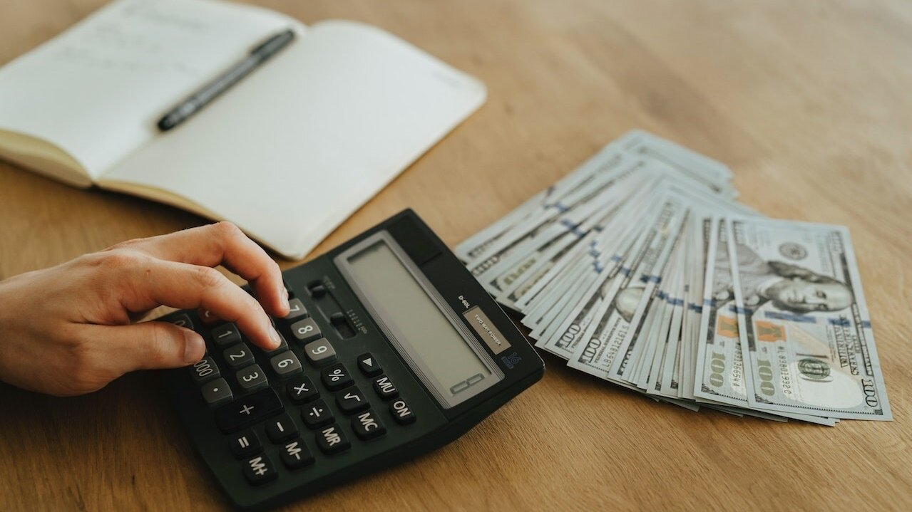 ▼原PO認為應該以「月薪」收入評估可負擔的房價總金額,會比以加入分紅和獎金的「年收入」估算更為保險。(示意圖/取自<a href="https://www.pexels.com/zh-tw/photo/5466809/"><span style="color:#000000;">Pexels</span></a>)