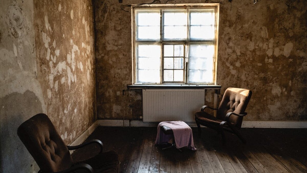 ▼原PO表示男友對老房子情有獨鍾,打算結婚之後買老公寓自行改造,但老屋可能衍生的種種問題讓她十分不安。(示意圖/取自<a href="https://www.pexels.com/zh-tw/photo/3568215/"><span style="color:#000000;">Pexels</span></a>)