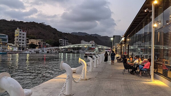 鼓山魚市場改造後提供民眾親水賞景環境。圖/海洋局提供