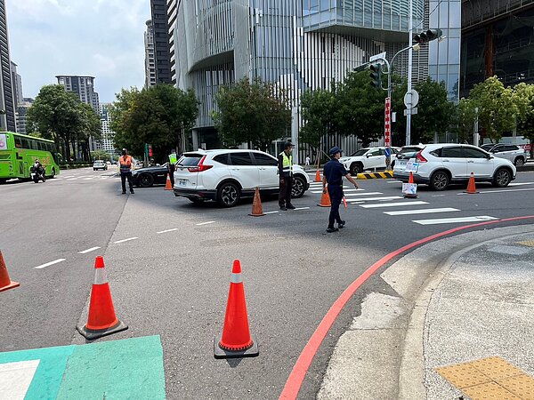 七期商圈人車眾多,市府滾動檢討管制措施,要求百貨業館內停車場滿場時啟動入場管制。台中市政府提供