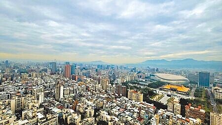 受惠外界對大巨蛋效應有所期待,台北東區商圈復活,「鑄慕」、「大隱青后」新推個案表現不俗。(王莫昀攝)