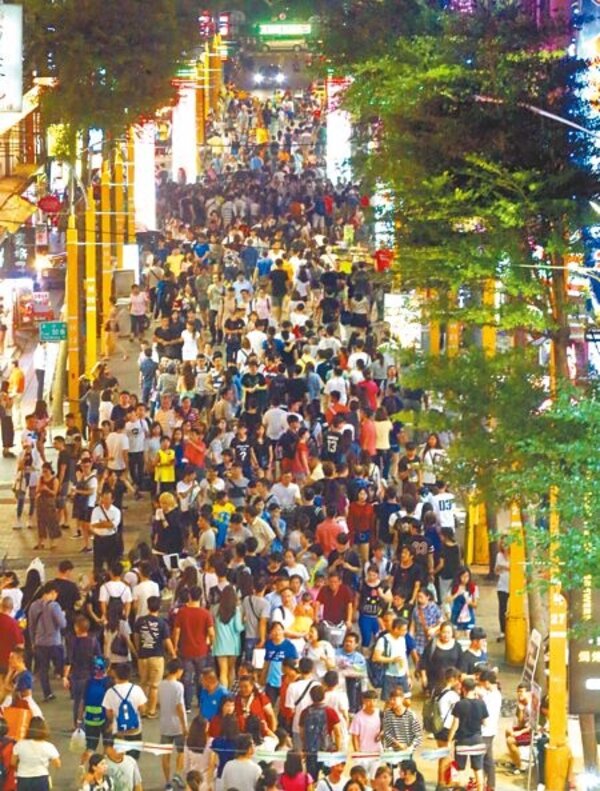 
景氣回升，西區觀光商圈店面空置率出現改善。圖為台北西門町行人徒步區擠滿逛街民眾。（本報資料照片）
