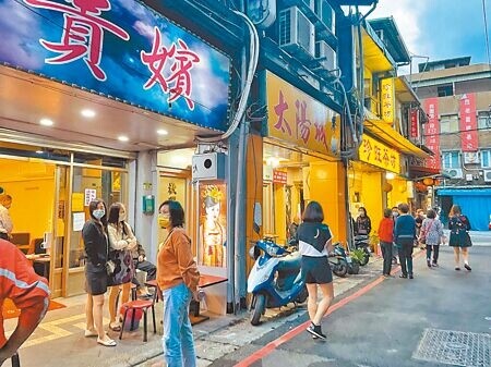 
台北市政府擬發特許執照，萬華近百家阿公店可望「就地合法」。（本報資料照片）
