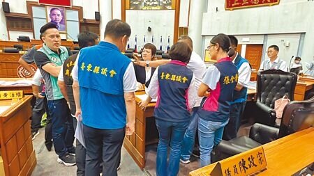 肥料業者在台東縣關山鎮一帶興建禽畜糞堆肥加工廠,因地方自治條例需取得居民同意才能取得使用執照,縣議員昨天提修法,引發正反兩方爭論,議會多次暫停溝通。(蔡旻妤攝)