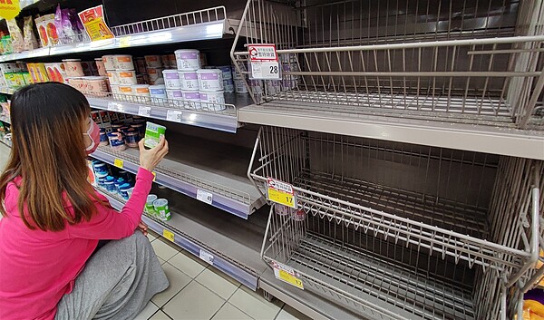 日本排放核汙水入海引起全球關注,大陸和南韓甚至出現民眾到超市賣場搶鹽的情況,讓人看傻了眼,台灣雖然不像大陸民眾瘋搶鹽的情況,但賣場內陳列商品的貨架上,還是可以看到部份食用鹽已被搶購,只剩空貨架。記者杜建重/攝影