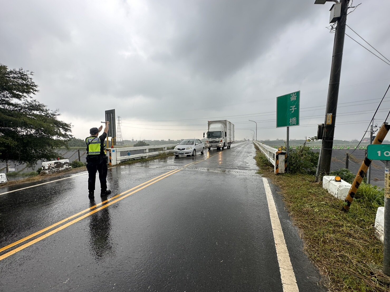 雲林縣道145甲線上的崙子大橋是往來元長鄉、土庫鎮及嘉義縣新港鄉的重要交通要道,也是每年大甲媽遶境必經橋梁,但因橋梁老舊、寬度不足亟待改善,中央、地方今合力投入10.21億元改建,預計2026年完工。記者蔡維斌/攝影