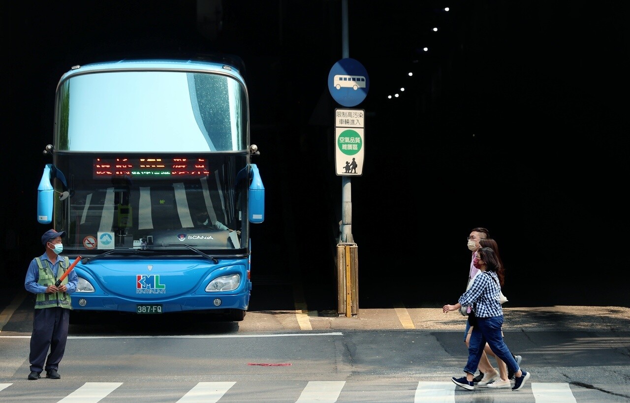新北市近期有媽媽帶著4歲小孩購買國道客運車票，認為幼童應可免費搭車，因此只買1張全票，但售票員表示不占位幼童才能免費，要求母親要買半票。示意圖／聯合報系資料照 