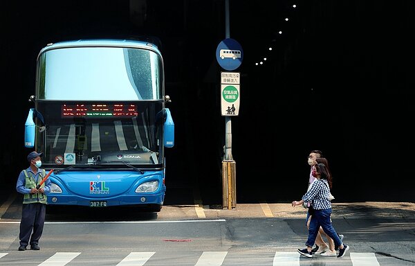 新北市近期有媽媽帶著4歲小孩購買國道客運車票,認為幼童應可免費搭車,因此只買1張全票,但售票員表示不占位幼童才能免費,要求母親要買半票。示意圖/聯合報系資料照