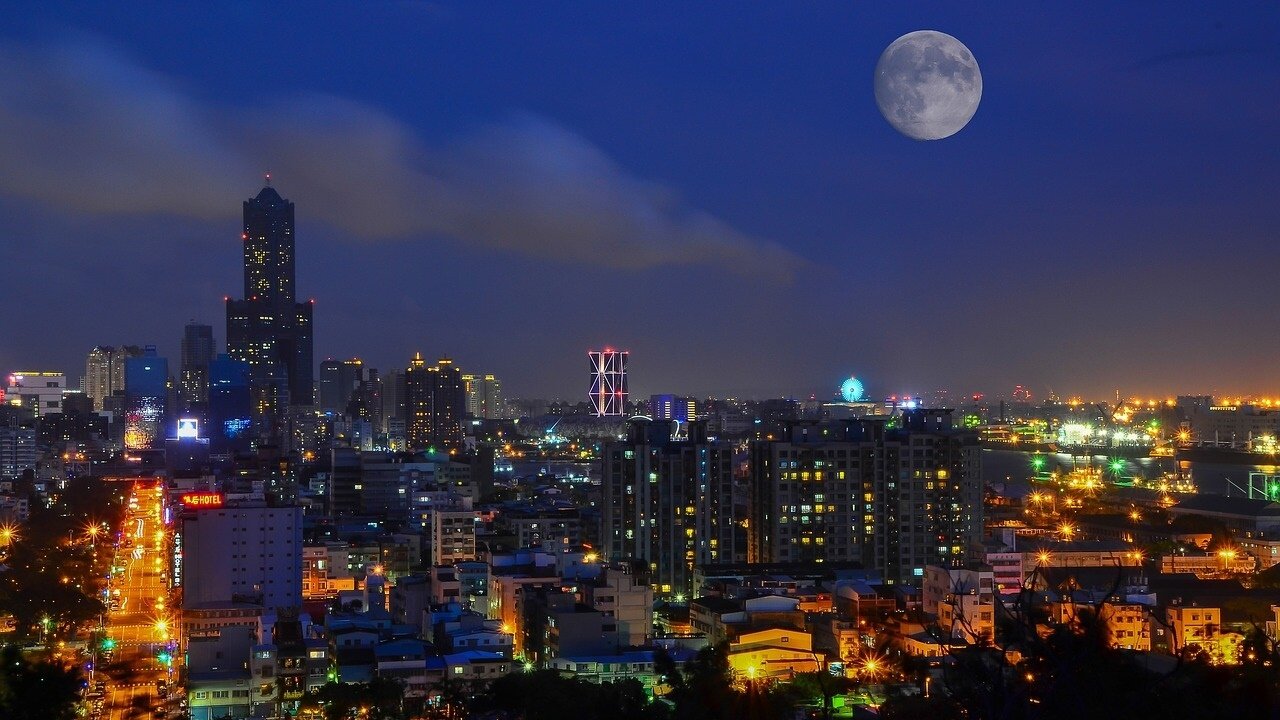 ▼許多網友建議「選高雄」,認為台北的工作雖然薪水較多,但在台北各種生活開銷也高,反而是在高雄能獲得更好的生活品質。(示意圖/取自<a href="https://pixabay.com/photos/city-view-kaohsiung-city-taiwan-1698274/"><span style="color:#000000;">pixabay</span></a>)