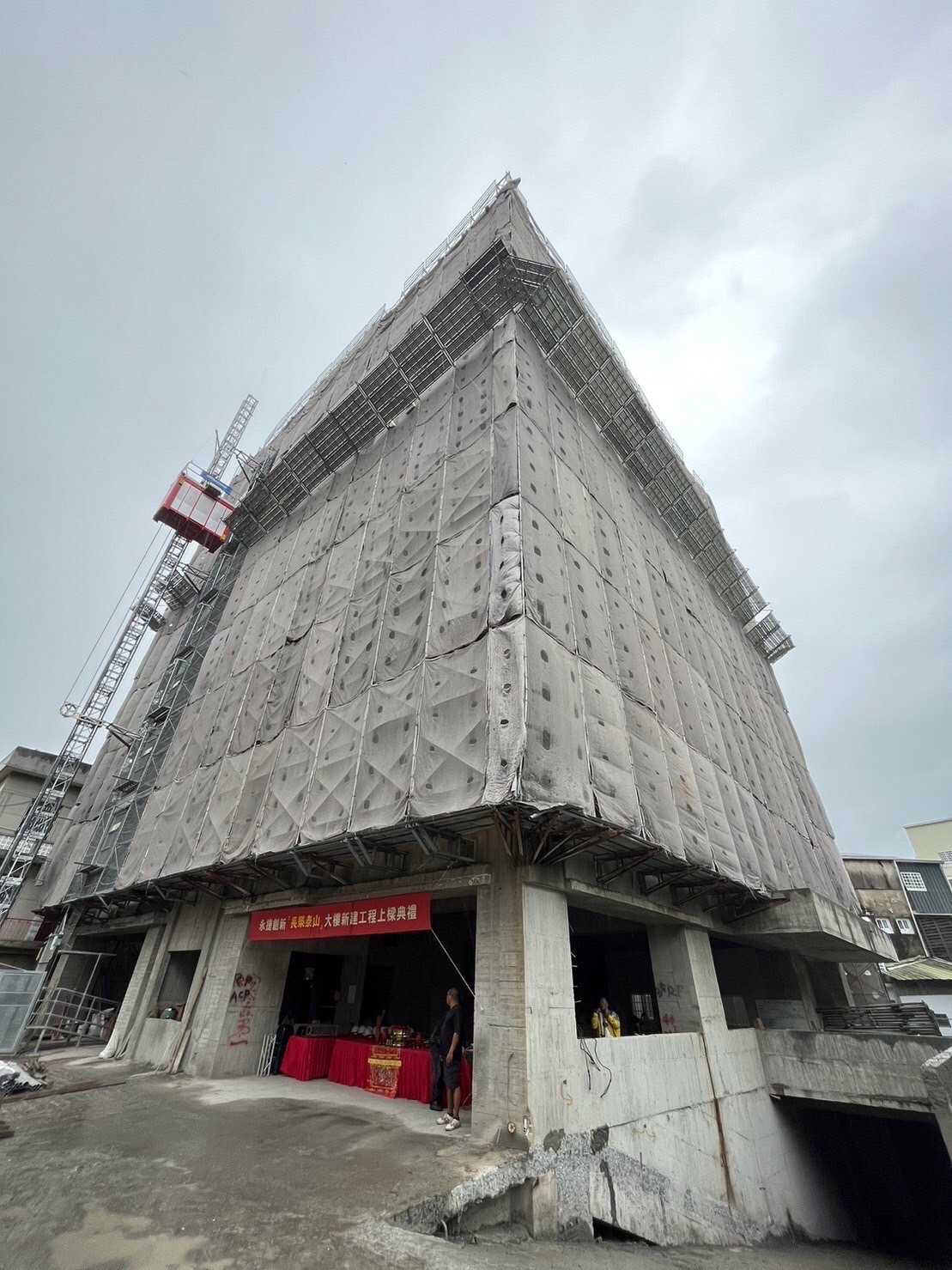 ▼台南「長榮泰山」預計明年第1季完工交屋，區段附近多為5層樓的透天，建案將成為在地的大樓地標。（圖／業者提供）