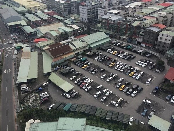 埔墘4-7區區段徵收開發案多為鐵皮工廠、私人停車空間。圖／新北地政局提供
