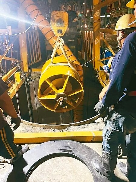 台北市工務局衛生下水道工程處搶修南京西路天坑,利用推進工法,已布設46公尺的新汙水管。圖/工務局提供