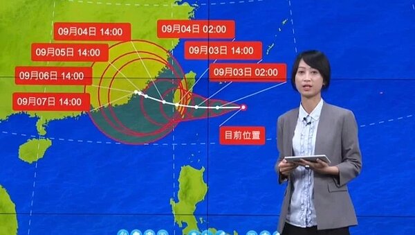 中央氣象局預報員謝佩芸說,最新資料顯示,迴轉預報有變得相對昨天少一點,預估進入海峽後移速減弱、逐漸變慢,目前看起來不像昨天有迴轉的狀況,「不一定有二次登陸的狀況」。圖/取自氣象局直播