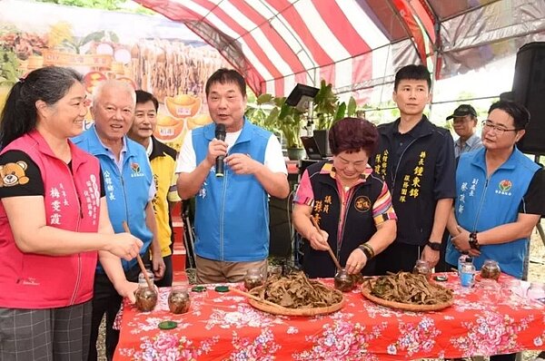 苗栗縣長鍾東錦(中)上午參加「金色三寶藴中義」推廣,歡迎民眾來遊玩,放慢腳步欣賞翠綠的農村美景和三寶美食料理的魅力。圖/苗栗縣政府提供
