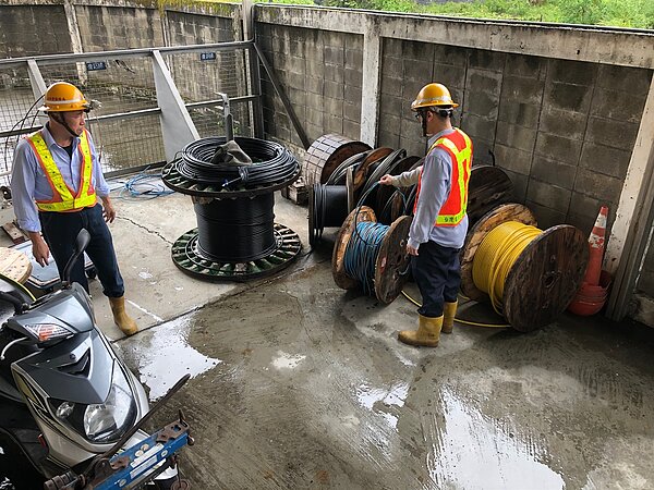 台電盤點輸、配電系統人力及設備資源,包含承攬商在內,可動員搶修人力達3054名,也備妥抽水機、發電機及搶修車輛包括挖土機及吊臂車等各類搶修機具。圖/台電提供
