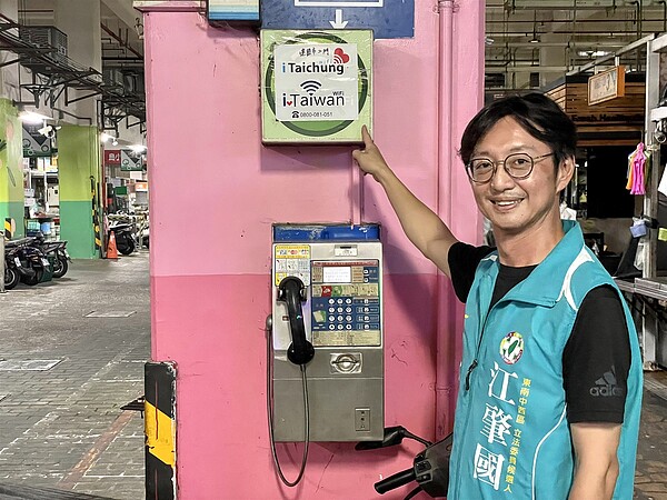台中市免費無線上網服務 iTaichung,目前共建置1190個熱點,民進黨議員江肇國批評,市府每年花近千萬維護全市網路熱點,使用人次卻連年雪崩式下滑,質疑浪費公帑。圖/中市議員江肇國提供