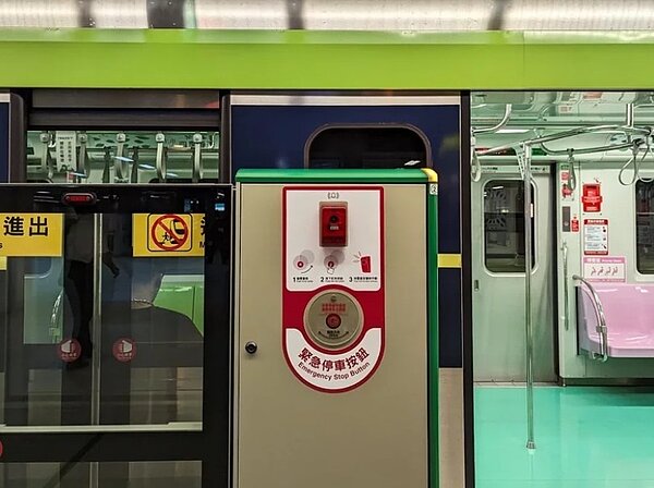 台中捷運市政府站已完成設置月台緊急停車按鈕,今日凌晨進行大型異物入侵模擬演練。圖/台中捷運提供