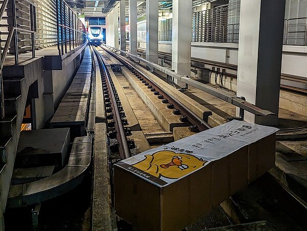 中捷公司2日凌晨模擬演練大型廣告物掉落軌道的緊急應變作業。圖/台中市府提供