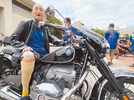 
楊建志年輕時右腿雖受傷裝上義肢，但仍不改對騎乘重機的熱愛。（孫英哲攝）
