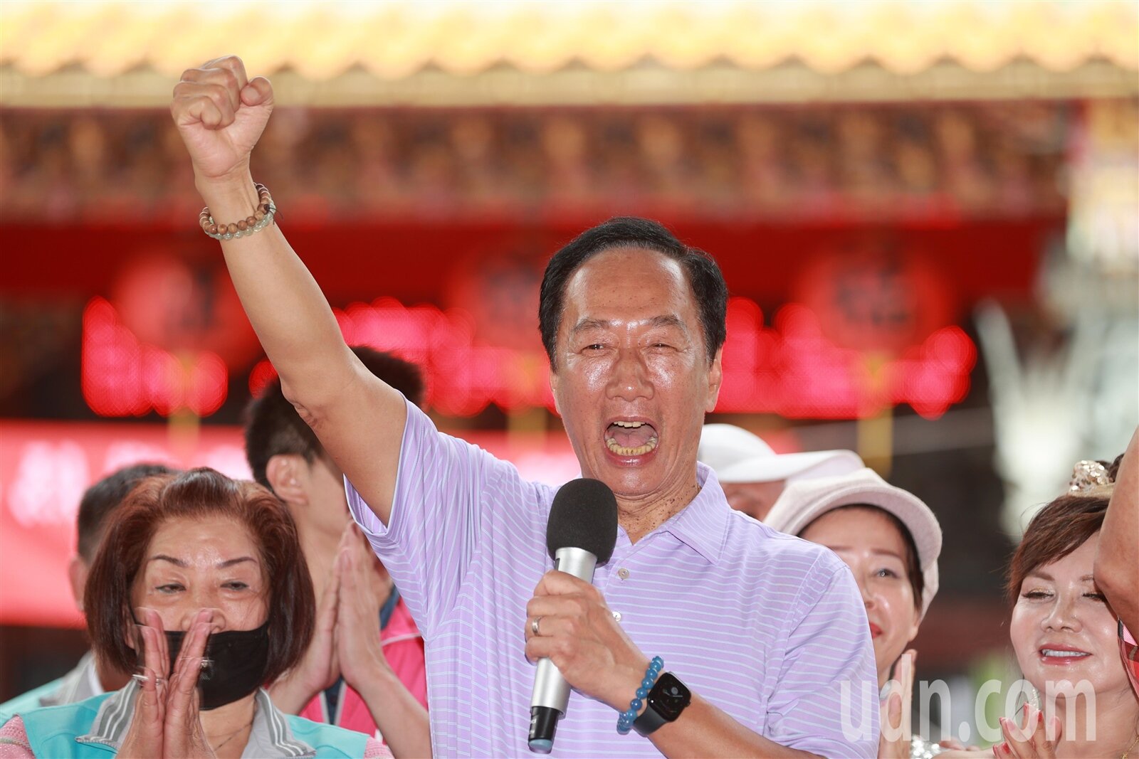 鴻海集團昨天晚間發布重大訊息,指出郭台銘(中)已經辭任鴻海科技集團董事。聯合報系資料照