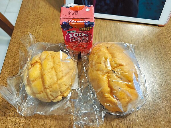 高雄市高雄區某國小遭到家長爆料,表示開學當日直到1日一年級學生的營養午餐竟都只發麵包讓學生裹腹,讓家長紛紛在群組跳腳,表示「很傻眼」、「吃麵包有夠可憐」。圖/民眾提供