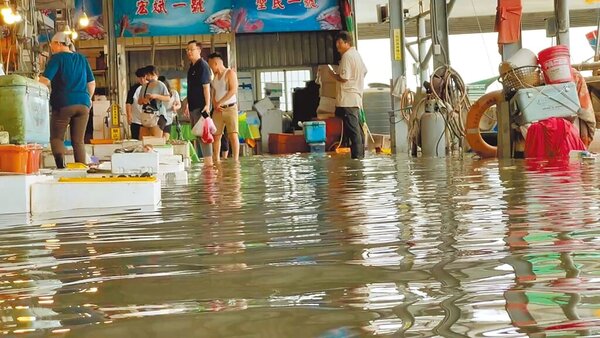 彰化縣線西鄉塭仔漁港因大潮海水倒灌，漁港的魚市場出現積水狀況。圖／民眾提供