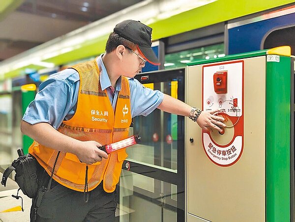 台中捷運公司計畫在綠線沿線18座車站月台裝設緊急停車按鈕,目前市政府站已裝置完成。圖/台中市府提供