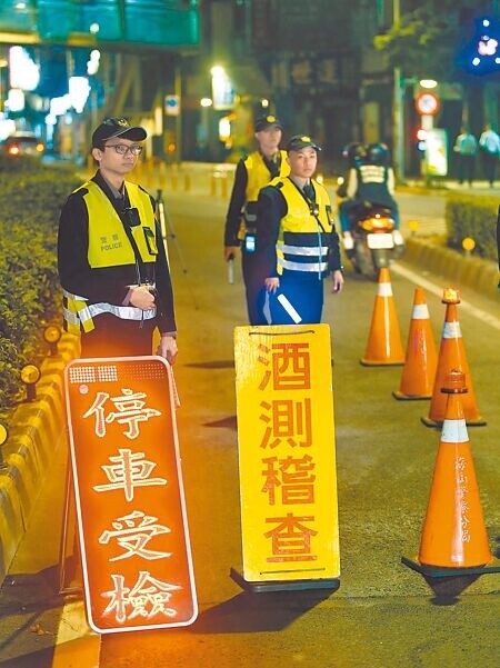 
各縣市防制酒駕紛紛出招，圖為員警實施酒測臨檢勤務。（本報資料照片）
