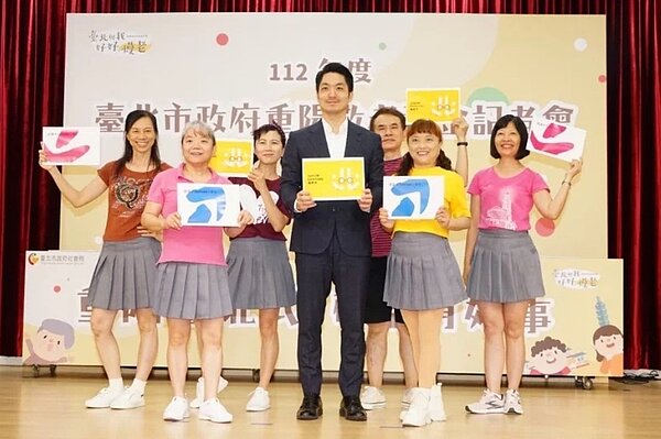 台北市政府今年起恢復發放重陽敬老禮金,7月26日迄今,已有34萬人使用敬老卡靠卡領取。圖/北市社會局提供